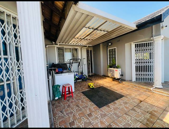 3 BEDROOM FREEHOLD FOR SALE IN NEWLANDS WEST